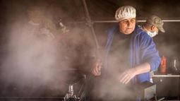 Guiso caliente, una comida para ganar la batalla a inundaciones en Uruguay