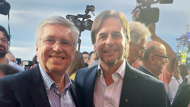 El ministro de Turismo,&nbsp; Tabaré Viera, junto al presidente de la República, Luis Lacalle Pou.