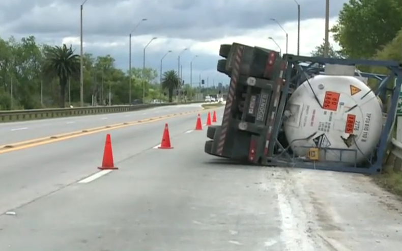 Un Camión Que Trasladaba ácido Fosfórico Volcó En Ruta 102 5210