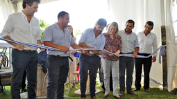 El presidente Lacalle corta lazo inaugural acompañado de la titular y el vicepresidente de la UTE, Silvia Emaldi y Pablo Ferrari, el intendente de Cerro Largo, José Yurramendi, y el alcalde de Centurión, Juan Nery Dos Santos.