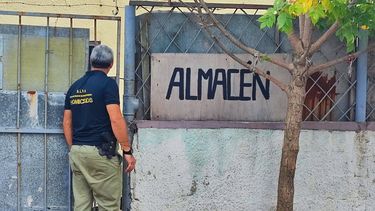 Un hombre fue asesinado y una mujer herida de bala durante un asalto a un almacén de La Teja