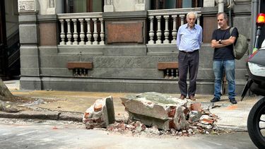 Enorme trozo de mampostería cayó sobre la calle en Cordón