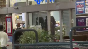 robo pirana en una farmacia: llegaron en motos y se llevaron perfumes