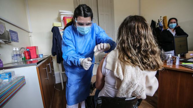Mortalidad por COVID-19 en enero fue 16 veces mayor entre no vacunados
