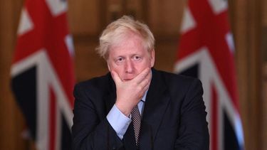 Johnson debió renunciar pero adelantó que seguirá en el cargo hasta que se designe un sucesor.