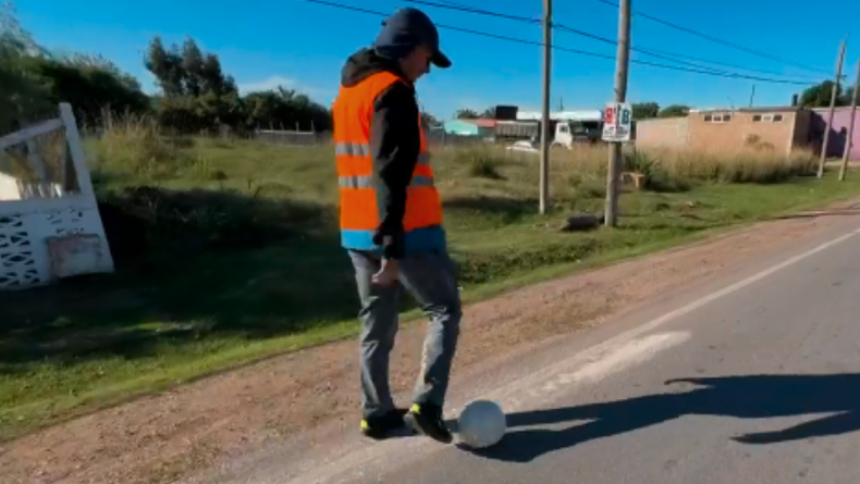 Cruza Uruguay pateando una pelota y está en el tramo final hacia los 600 kilómetros a beneficio de la Pérez Scremini