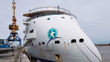El crucero Greg Mortimer hizo escala en el puerto de Montevideo este 10 de noviembre de 2023.