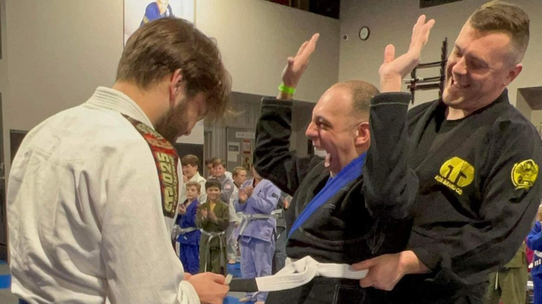 Así celebró alumno de artes marciales con parálisis cerebral.