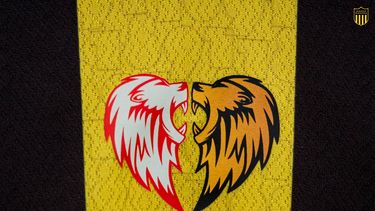 Camiseta de Peñarol con escudo de dos leones por partido ante Estudiantes de la Plata.