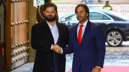 Gabriel Boric llegó a Uruguay y se reunió con Lacalle Pou