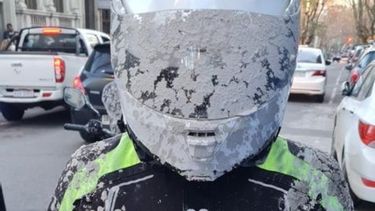 inspectores de transito resultaron banados con material de construccion mientras pasaban por una obra
