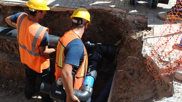 OSE trabaja para reparar rotura en troncal de Montevideo.