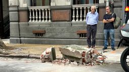 Enorme trozo de mampostería cayó sobre la calle en Cordón