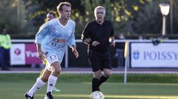 Emmanuel Macron disputa un partido de fútbol solidario