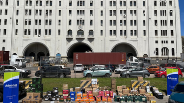 aduanas incauto mas de 200.000 cigarrillos, casi 3.000 botellas de alcohol en canelones y montevideo