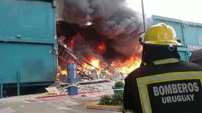 Prácticamente no quedan focos de llamas activos en el Punta Shopping