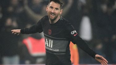 Messi feliz con su octavo trofeo al mejor goleador liguero en España