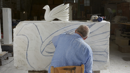 Pablo Atchugarry con la escultura de la paloma.