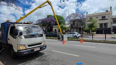 brazo hidraulico de grua se precipito y funcionarios de la im que cambiaban focos en bvar. artigas cayeron