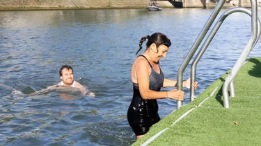 anne hidalgo nada de nuevo en el rio sena: paris se prepara para los juegos paralimpicos y el paratriatlon