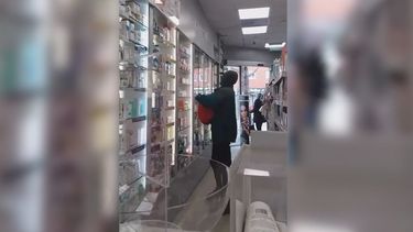 insolita modalidad de robo en la union: delincuentes ingresan, llenan bolsos con mercaderia y se van