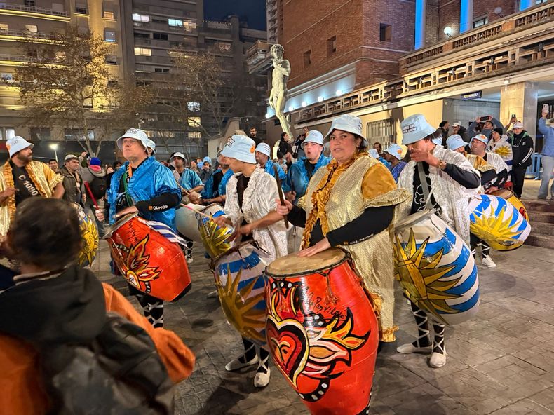 Cientos de personas se reunieron al ritmo del candombe en la explanada de la Intendencia para alentar a Uruguay
