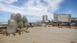 Hombre de 53 años murió mientras hacía surf en Punta del Este