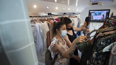 Gobierno español aprueba decreto que pondrá fin al uso de tapabocas en interiores