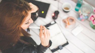 Universidad sugiere llevar escote bonito y genera polémica