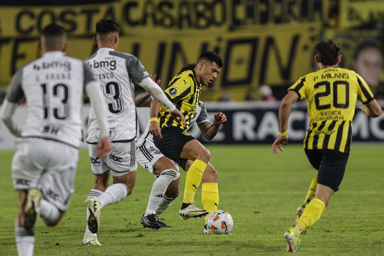 Sequeira domina el balón mientras milans sube como una saeta por el lateral