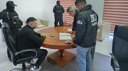 Las imágenes que muestran a Sebastián Marset esposado y subiendo al avión que lo traslada a la ciudad de La Paz