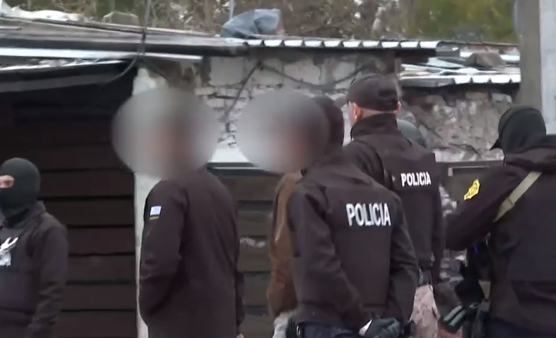 Allanamientos en Marconi tras dos homicidios: la Policía incautó un arma