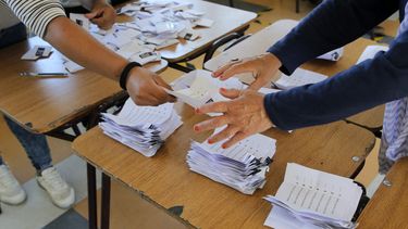 Cierran mesas en incierta votación en Chile con dos favoritos antagónicos