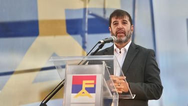 El presidente del Frente Amplio, Fernando Pereira, habló en el evento por los 52 años del primer acto público de su partido.