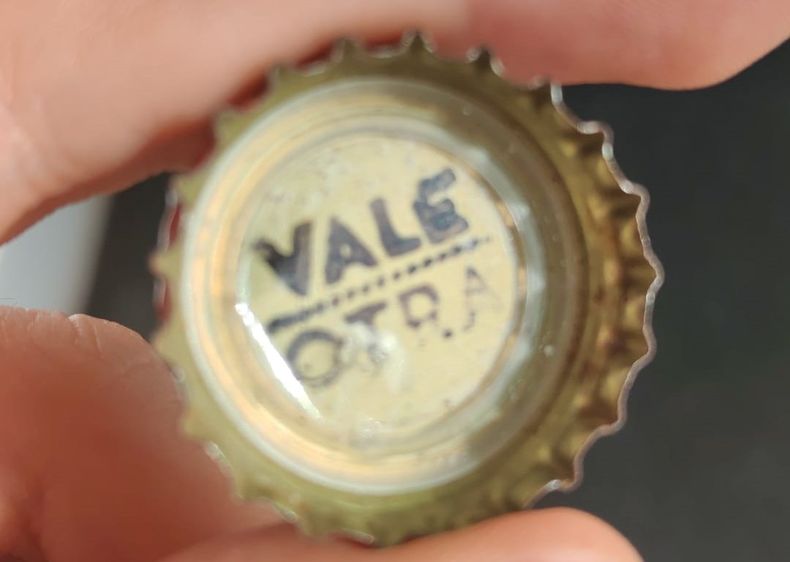 Un hombre fue detenido tras canjear más de $20.000 en cervezas con tapas falsas de promoción "vale otra"