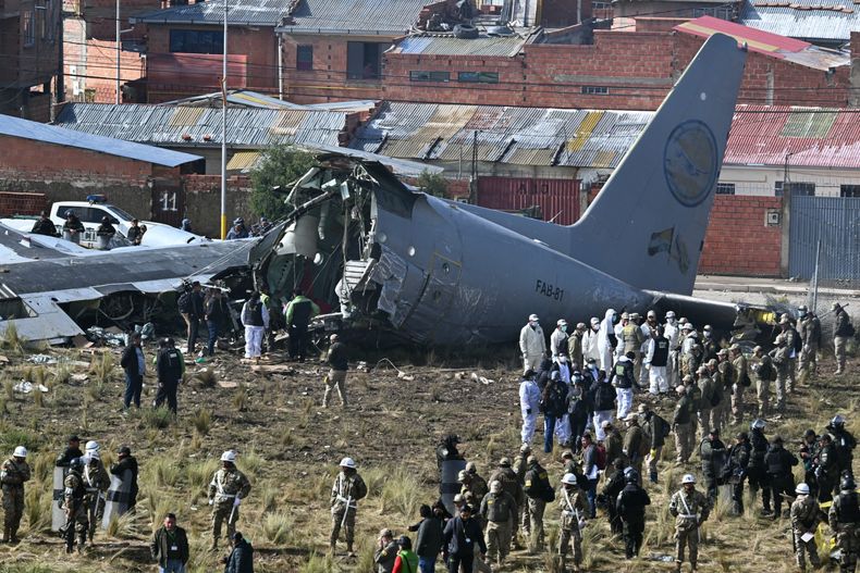 Tragedia en Bolivia: al menos 20 muertos en accidente de avión militar que transportaba billetes