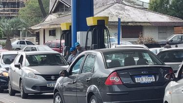Colas en estación de servicio de avenida Roosevelt en Punta del Este, una de las pocas con combustible.