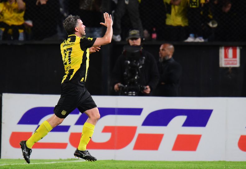 Peñarol ganó a Defensor 2-1 y se consagró campeón del Clausura a falta de una fecha