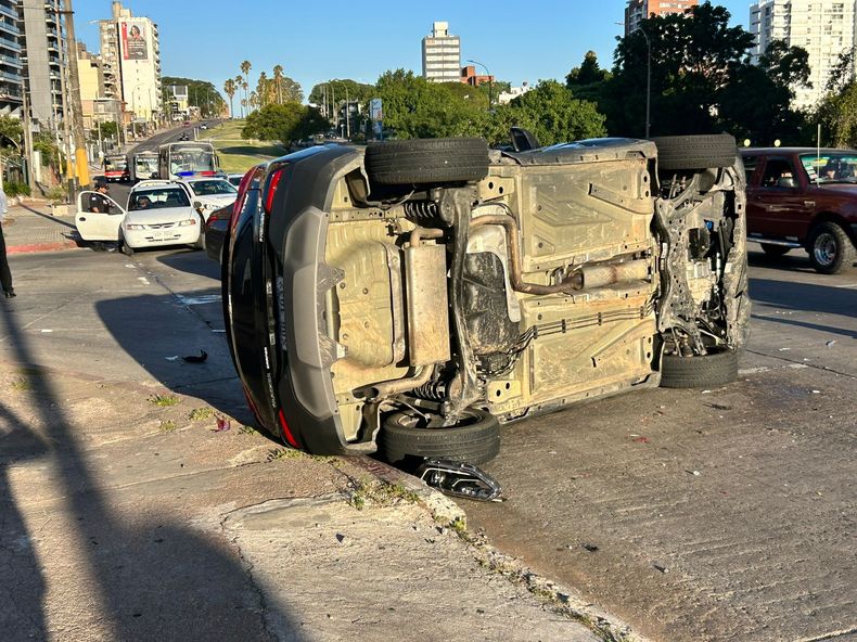 Espectacular choque con vuelco en Malvín: una conductora intentó girar y embistió dos autos