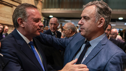 El excandidato Álvaro Delgado junto al presidente electo Yamandú Orsi.