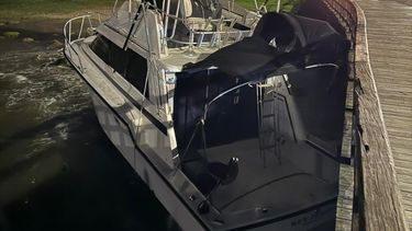 Yate se soltó en el puerto de Punta del Este por fuertes vientos y terminó contra la escollera