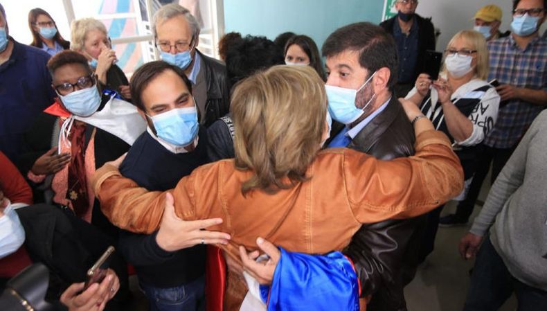 Candidatos a presidir el FA coincidieron en la necesidad de renovar al partido