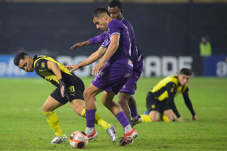 Peñarol busca el título del Clausura ante Defensor y va por más en la Anual