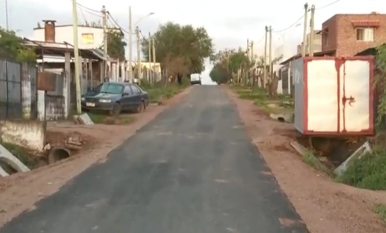 Asfaltaron calles de barrio Capra.