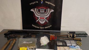 La Policía incautó armas, drogas y municiones.