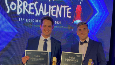  Santiago Wilkins, periodista de Canal 4, ganó en la categoría periodismo televisivo y fue el joven sobresaliente del año junto al futbolista Anderson Duarte.