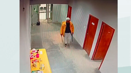 VIDEO: Hombre ingresó armado con dos machetes a la Seccional 17 de Montevideo
