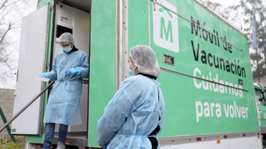 A partir de este lunes, la Intendencia de Montevideo iniciará recorrida por barrios de la capital con vacunatorio móvil