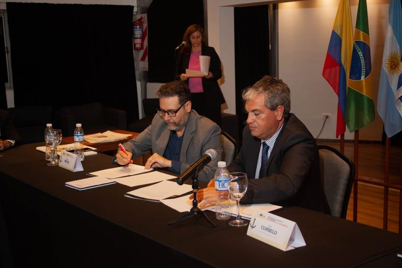 Uruguay y Rosario firmaron convenio para fortalecer el desarrollo portuario.