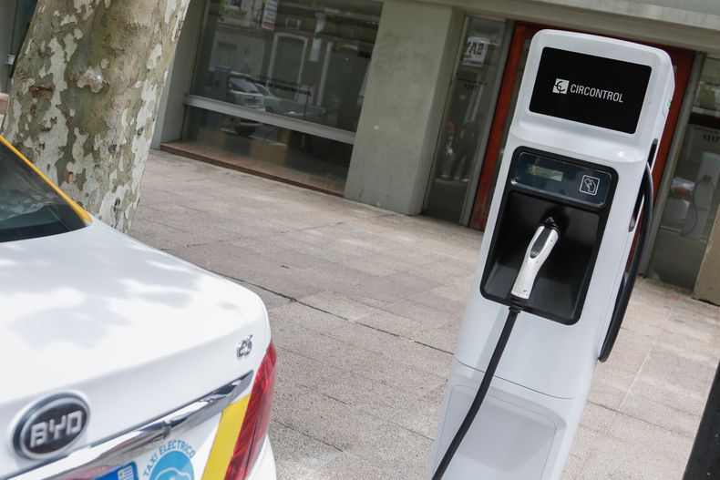 En abril se vendieron un promedio de 72 autos eléctricos por día